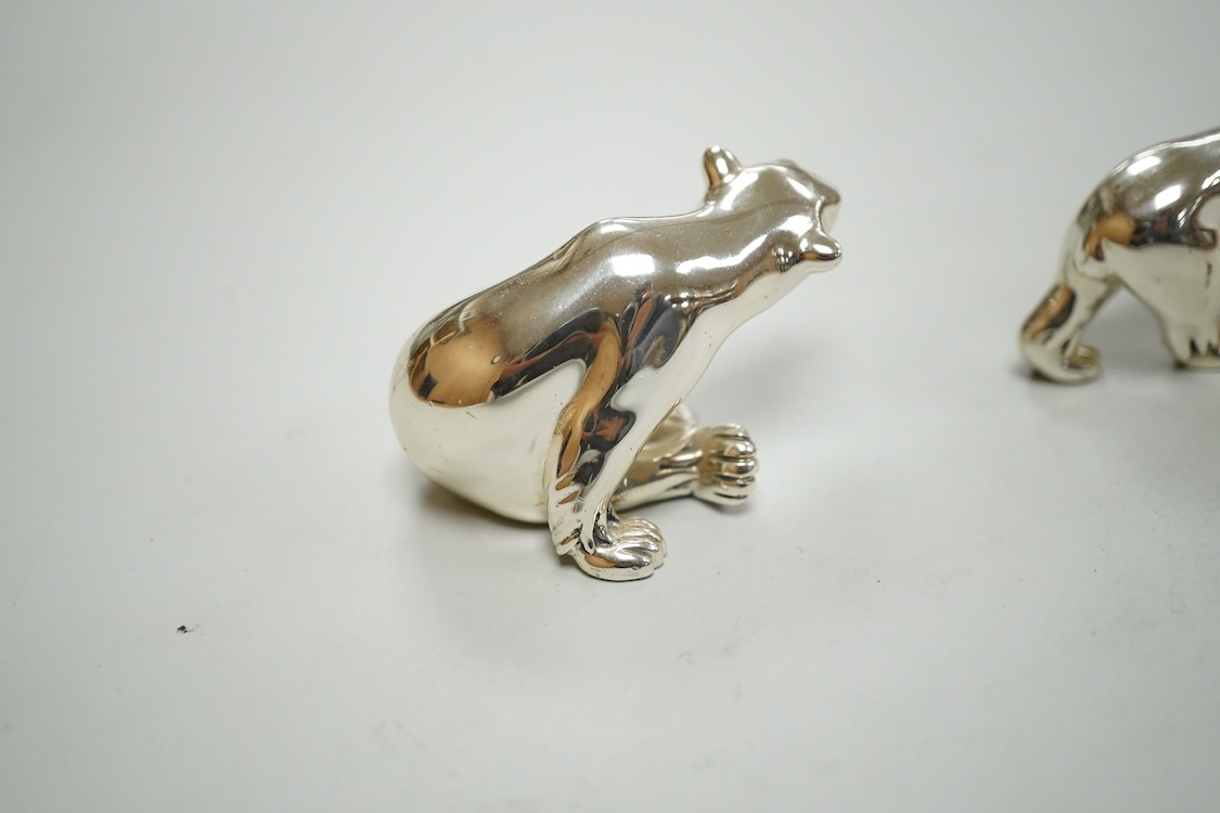 Two modern Italian silver miniature model polar bears, one seated, one en passant, both with British hallmarks for CJI, London, 2001, tallest 35mm.